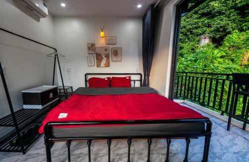 Ha Giang Bed & Breakfast | Inviting Strawberry House: Oceanfront Stay & Bike Rentals