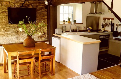 Hele Cottage | Strawfields: Ideal Rural Retreat with Games Barn & Alpacas