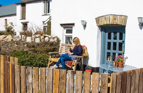 Hele Cottage | Strawfields: Ideal Rural Retreat with Games Barn & Alpacas