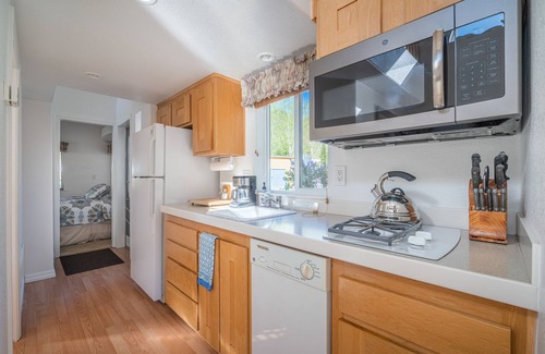 Big Bar Cottage | Idyllic Strawhouse Resorts by the Scenic Trinity River