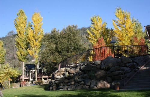 Big Bar Cottage | Idyllic Strawhouse Resorts by the Scenic Trinity River