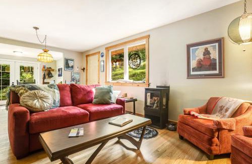 Freeland House | Discover Stray Cat Cottage: Family-Friendly Retreat Awaits