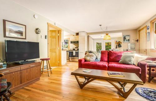 Freeland House | Discover Stray Cat Cottage: Family-Friendly Retreat Awaits
