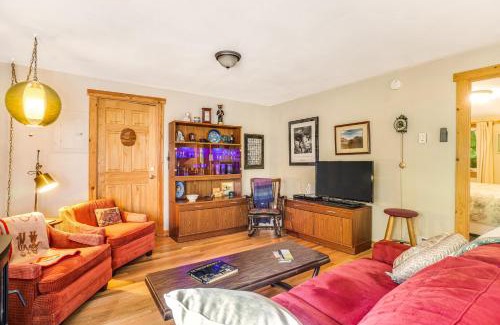 Freeland House | Discover Stray Cat Cottage: Family-Friendly Retreat Awaits