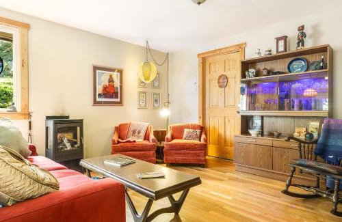 Freeland House | Discover Stray Cat Cottage: Family-Friendly Retreat Awaits