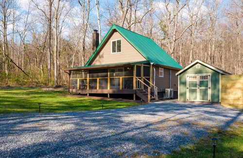 Shenandoah Cabin | Relax with Hot Tub, Firepit & Fun Outdoor Games