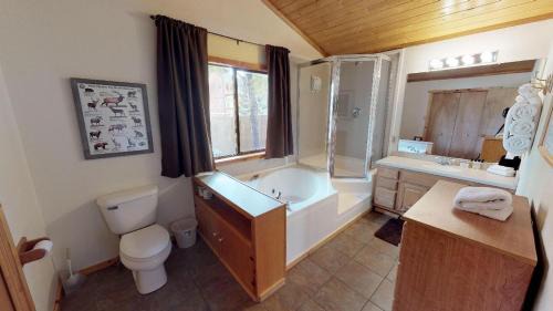 Red River House | Riverside Retreat: Family-Friendly with High-Speed Wifi