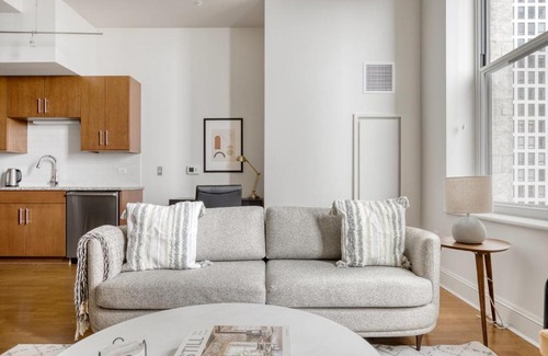 Streeterville Apartment | Modern 1BR Retreat with Pool & Gym Near Lakefront