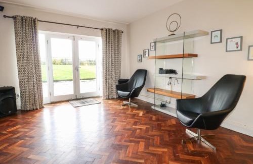 Ripley House | Pet and Child Friendly Strelley Court Farm - 4-Star Stay