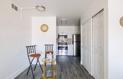 Alegre Community Apartment | Stylish 2 Bedroom Retreat with Pool Near PHX Sky Harbor