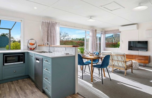 Two Mile Bay House | Stroll To The Lake & 5 Min Drive To Town