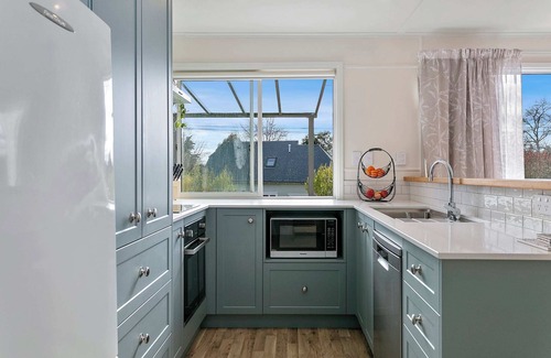 Two Mile Bay House | Stroll To The Lake & 5 Min Drive To Town