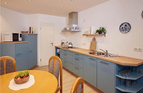Strotzbusch House | Cozy Holiday Home in Strotzb sch with Sauna & Pet-Friendly