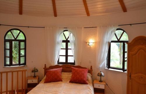 Strotzbusch House | Cozy Holiday Home in Strotzb sch with Sauna & Pet-Friendly