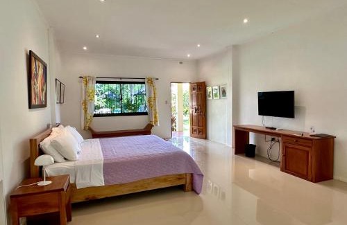 Bangued Hotel | Beautiful Strutz Art Garden Resort with Oceanfront Pool