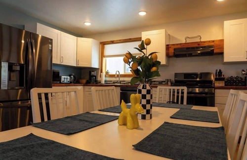 Silverton House | Modern Pet Friendly Retreat on Notorious Blair St. - Rated 10/10