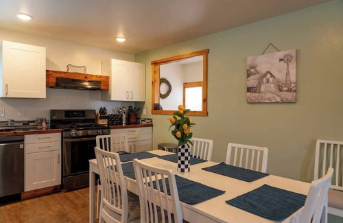 Silverton House | Modern Pet Friendly Retreat on Notorious Blair St. - Rated 10/10