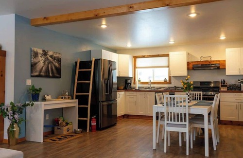 Silverton House | Modern Pet Friendly Retreat on Notorious Blair St. - Rated 10/10