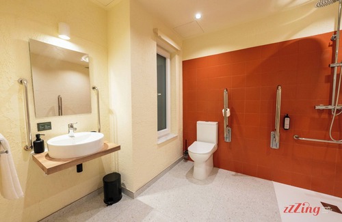 Gzira Hotel | Stuart Rooms by Zzzing