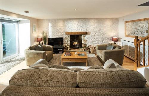 Milton Of Buchanan House | Charming Stuc an t Sagairt Cottage near Loch Lomond - Top Rated
