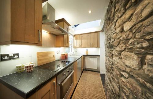 Milton Of Buchanan House | Charming Stuc an t Sagairt Cottage near Loch Lomond - Top Rated