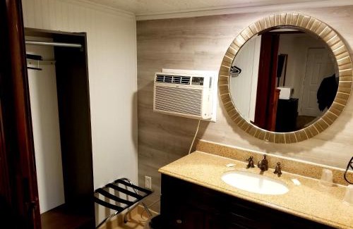 Veazie Hotel | Inviting Stucco Lodge: Family-Friendly with Pool Access