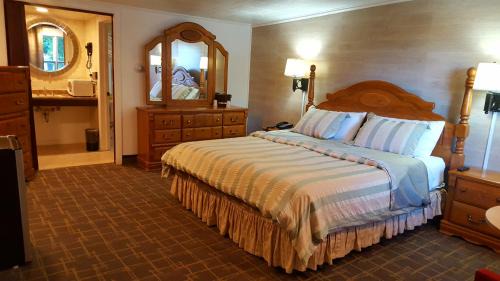 Veazie Hotel | Inviting Stucco Lodge: Family-Friendly with Pool Access