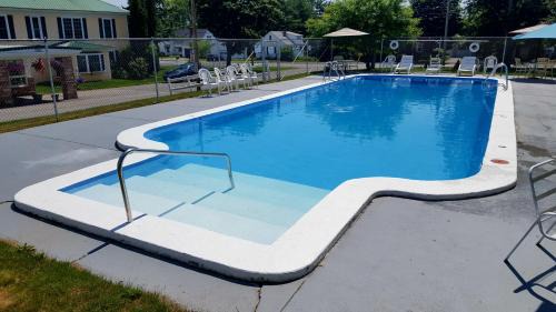 Veazie Hotel | Inviting Stucco Lodge: Family-Friendly with Pool Access