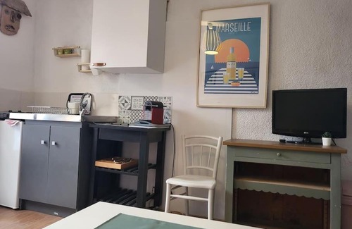 Notre-Dame-Limite Apartment | Charming Independent Studio with Garden Terrace & Ocean View