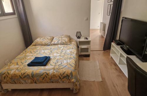 Orsay Apartment | Convenient Studio near RER B at Le Guichet for Families