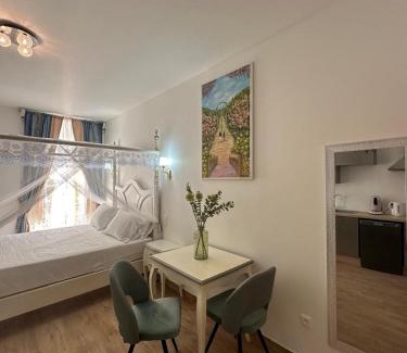 Centre Historique Apartment | Cozy Studio à Baldaquin du Cloitre – Perfect for Families
