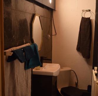 Chenereilles House | Cozy Studio Retreat Near the Lake with Family Amenities