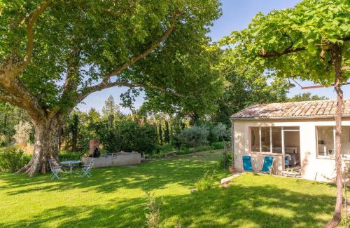 Sarrians Apartment | Cozy Studio à la Campagne with Pool & Family-Friendly Amenities