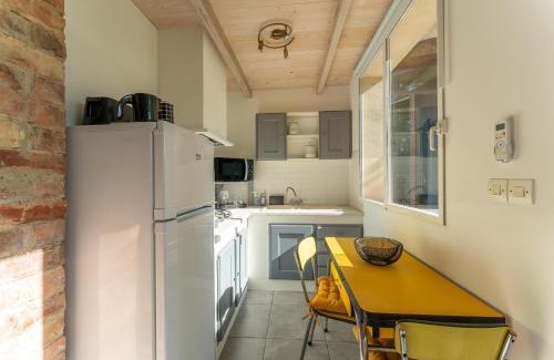 Sarrians Apartment | Cozy Studio à la Campagne with Pool & Family-Friendly Amenities