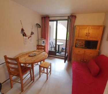 Hirmentaz Apartment | Mountain Studio Retreat: Fully Equipped & Family Friendly