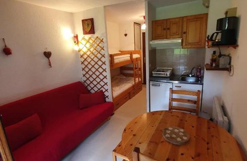 Hirmentaz Apartment | Mountain Studio Retreat: Fully Equipped & Family Friendly