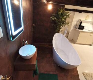 Les Arcs-sur-Argens Apartment | Inviting Studio with Round Bed & Massage Table in Aux Arcs