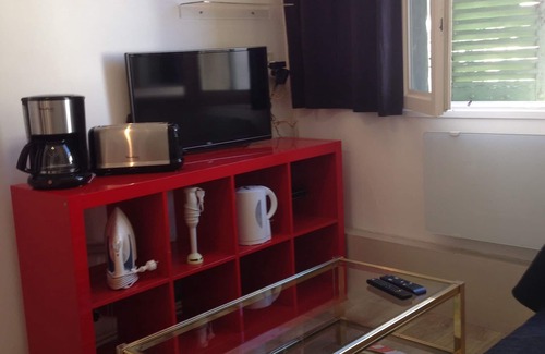 Avignon City Centre Apartment | Top-Rated Studio with Air Conditioning and Pool Access