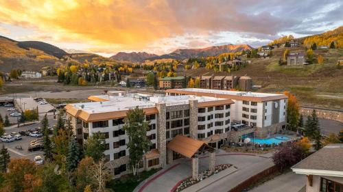 Crested Butte House | Ideal Studio #120 with Pool, Hot Tub & Pet-Friendly Stay