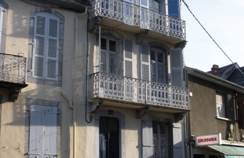 Bagneres-de-Bigorre Apartment | Cozy Studio Steps from Thermal Baths with Spa & Kitchen