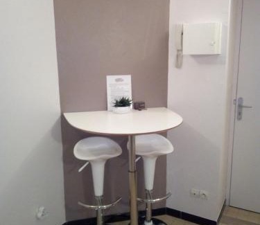 Ville Haute Apartment | Charming Studio for 2 in the Old Town with Free Parking