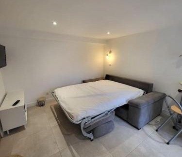 Carignan-de-Bordeaux Apartment | Cozy Studio for Two with High Guest Rating 9.3/10