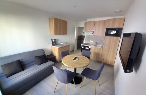 Le Crotoy Apartment | Prime Studio for 2 Near the Beach with Spa & Hot Tub