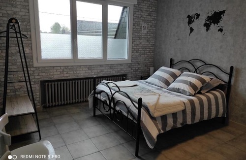 Questembert Apartment | Cozy Studio for Two with West Side Views - Highly Rated