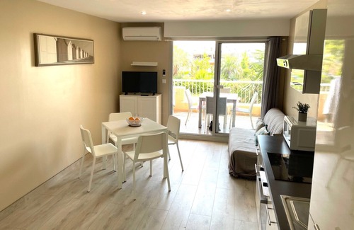 Toulon - Hyeres Apartment | Oceanfront Studio with Ensuite & Harbour View - 10/10 Rated