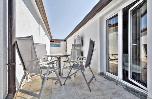 Katoro Apartment | Cozy Beachside Apartment with Ocean Views and Spa Access