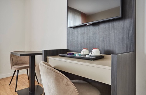 Clignancourt Apartment | Guest Rated 10/10 Studio with Hotel Services and Spa