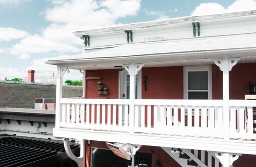 Magog Apartment | Studio 21 charm and comfort in the heart of Magog