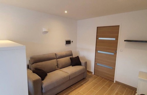 Meze Apartment | Cozy Studio Steps from the Beach with Breakfast Included