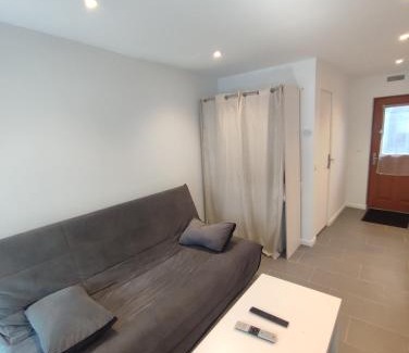 Claye-Souilly Apartment | Cozy Studio Near CDG, Disney & Astérix - Family Friendly